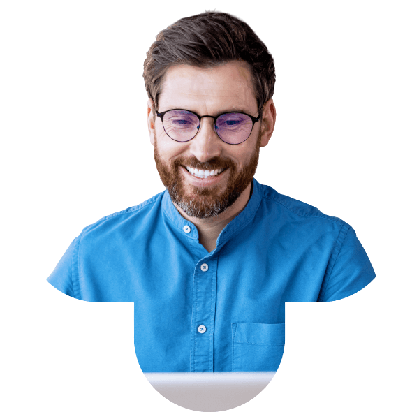 Ein Mann mit Brille und blauem Hemd lächelt und symbolisiert die Bewerberverfolgungssoftware von Bullhorn.