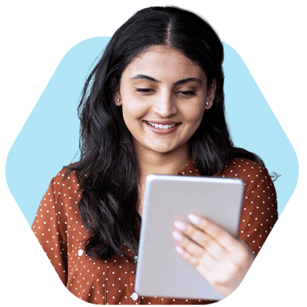 Eine Frau nutzt ein Tablet, um die besten Rekrutierungssoftware für kleine Agenturen zu erkunden.