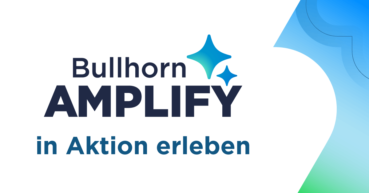 Das Logo von Bullhorn Amplify zentral auf weißem Grund mit dem Schriftzug „in Aktion erleben“. Dekorative blaue Sterne und ein geschwungenes, blau-grünes Farbelement am rechten Rand ergänzen die Darstellung dieser KI-Recruiting-Software.